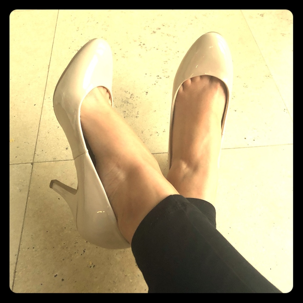 Classy Nude patent heels Sz 8.5 - padded & comfy!